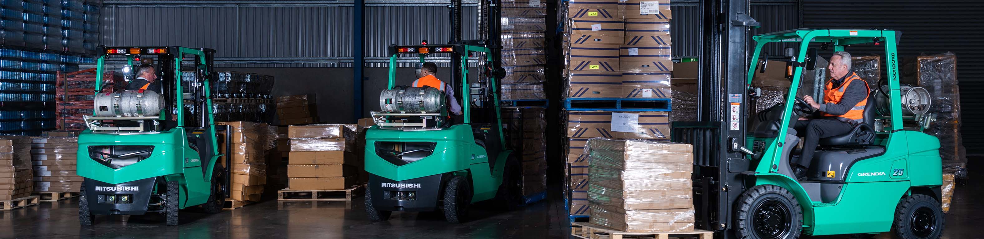 Xe nâng động cơ