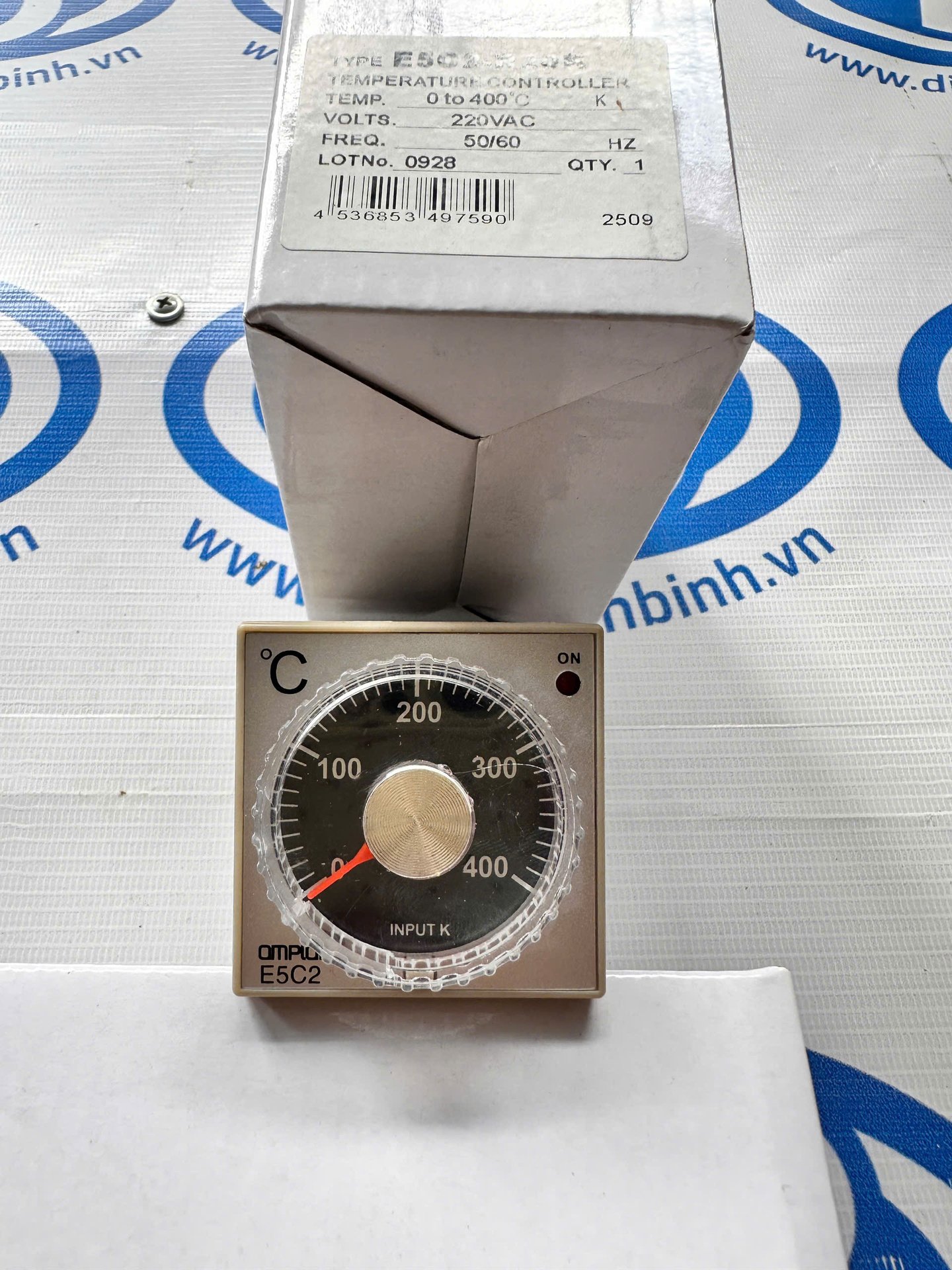 Bộ điều khiển nhiệt độ E5C2-R20K-DẠNG NÚM VẶN 0-400 độ,8 chân tròn