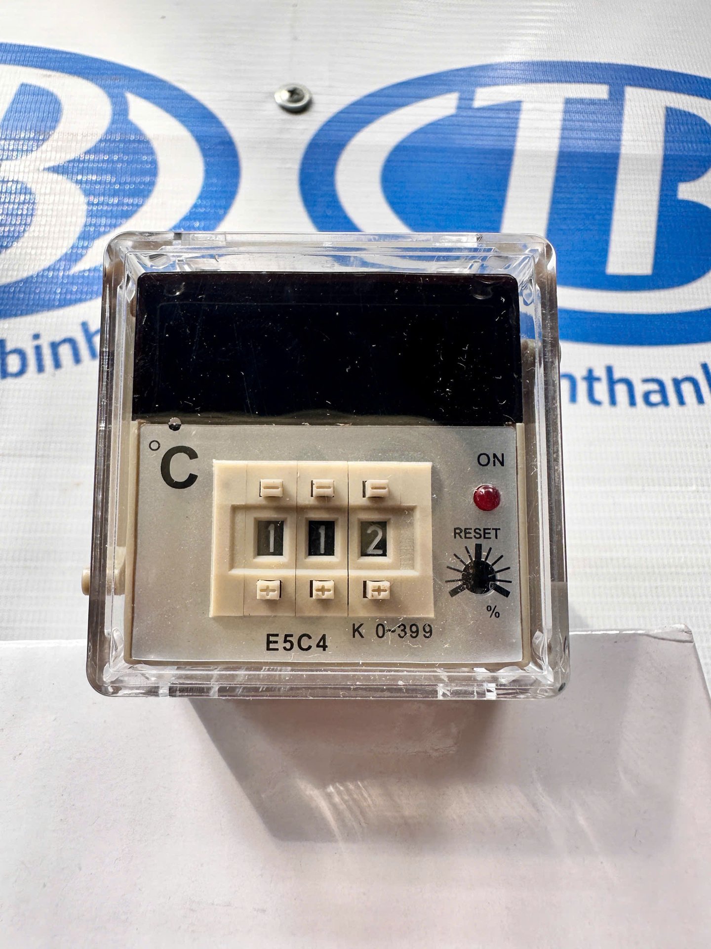 Bộ điều khiển nhiệt độ E5C4-R20K-DẠNG NÚT BẤM.0-400 ĐỘ,8 CHÂN TRÒN CÀI RAY