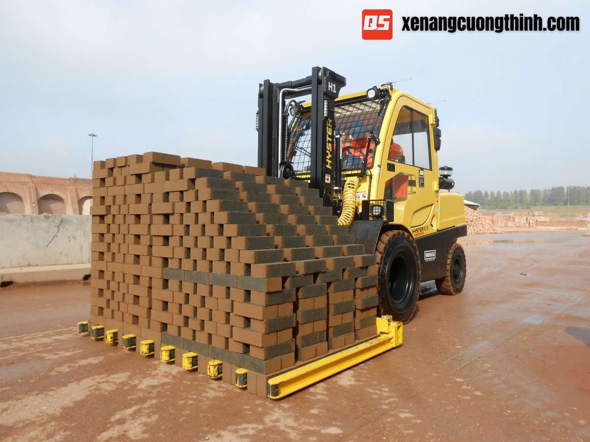 Xe nâng kẹp gạch
