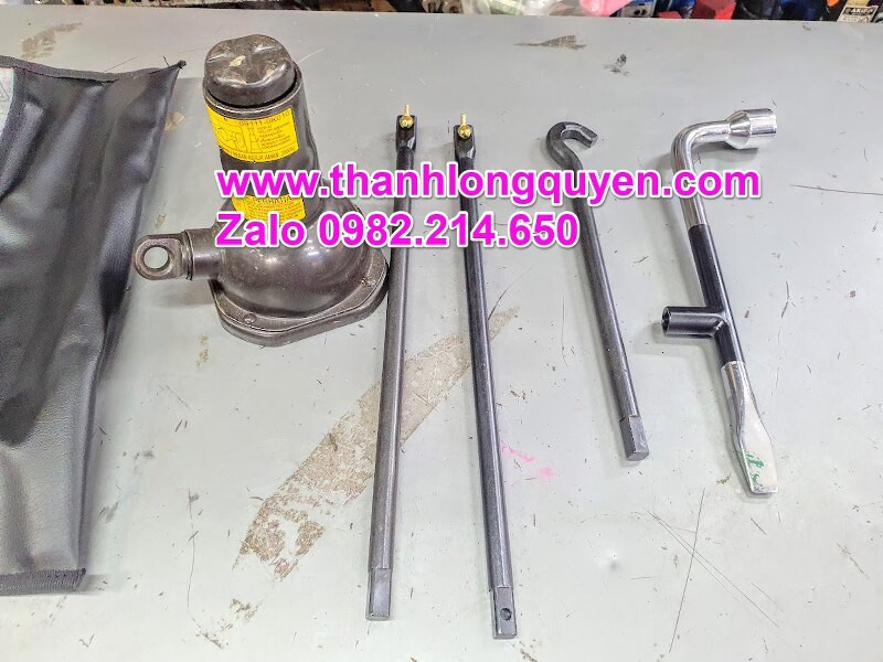 BỘ PHỤ TÙNG THAY VỎ DỰ PHÒNG MỞ BÁNH SƠ CUA CHO XE TOYOTA INNOVA