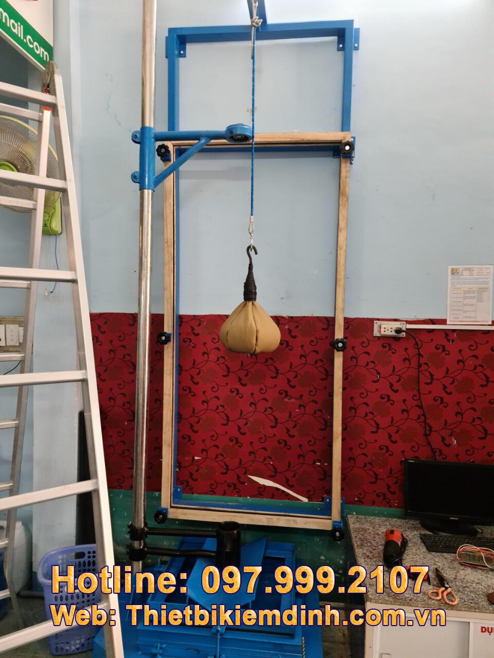 Thiết bị thử cường độ kính cường lực bằng phương pháp con lắc bi rơi