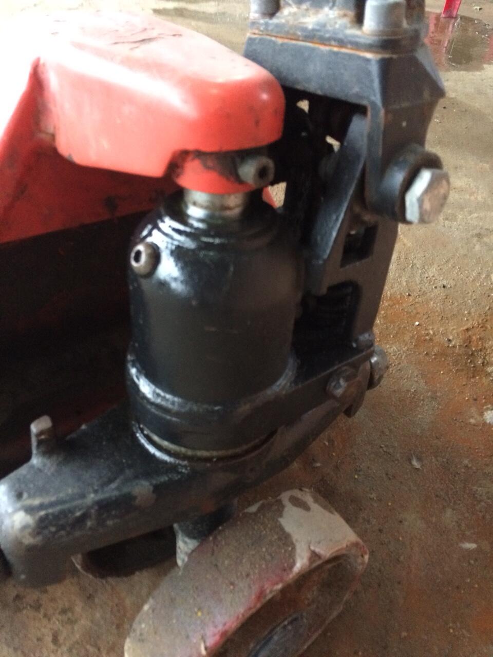 Hình ảnh bơm xe nâng tay bị xì nhớt bơm không lên của cty giấy tại QL50 Bình Chánh