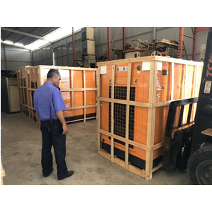 Bảo vệ kiểm tra kho hàng