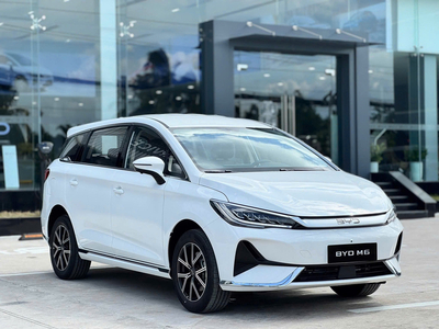 BYD M6