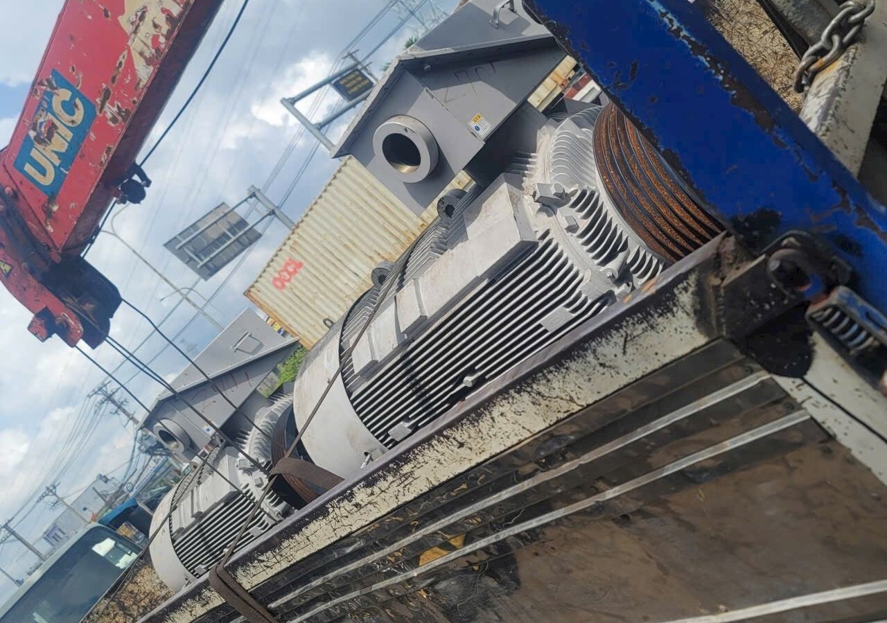 Cẩu motor công suất lớn hàng Nhật lên xe tải