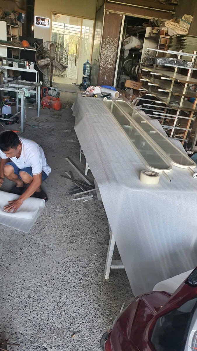 Các tấm bo dài đặt trên bàn trong khu vực gia công
