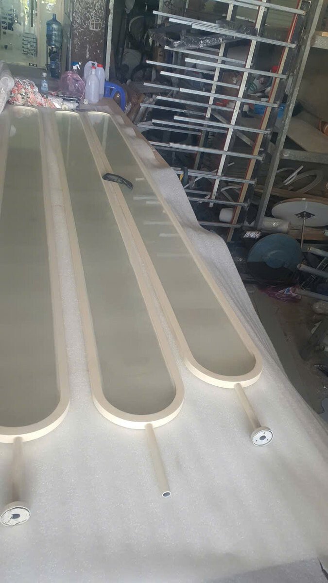 Các tấm khung bo dài nhìn chéo từ đầu bàn