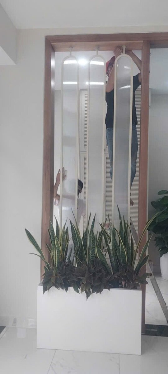 Các tấm vách màu sáng phía sau chậu cây