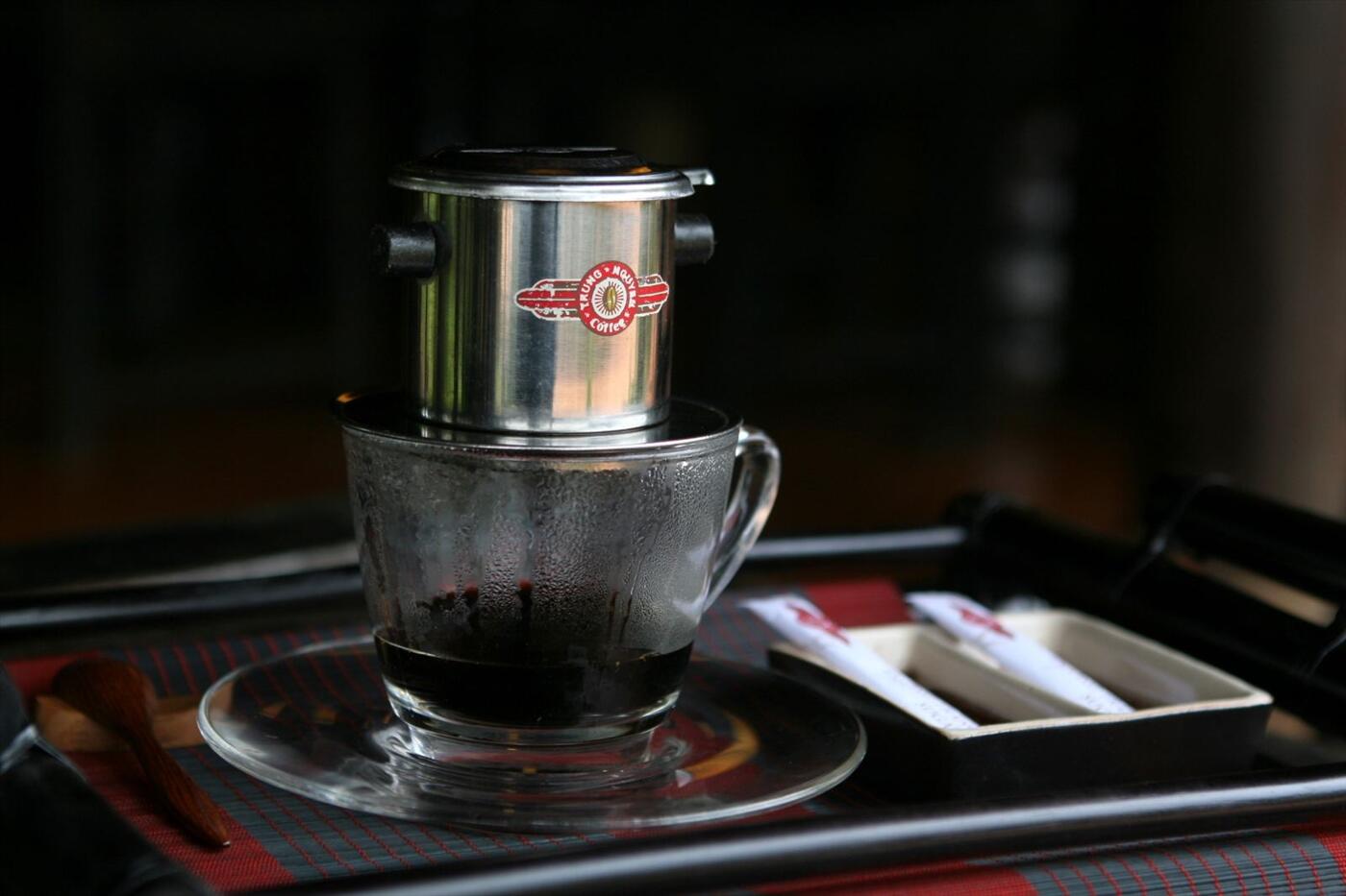 Sự kết hợp tinh tế giữa hạt cà phê rang xay và nước nóng thật kỹ lưỡng đã tạo ra một ly pha cà phê thơm ngon đúng vị của đất nước. Hãy cùng chiêm ngưỡng hình ảnh pha cà phê đậm đà này và đắm chìm trong cảm giác thưởng thức tuyệt vời của một tách cà phê.