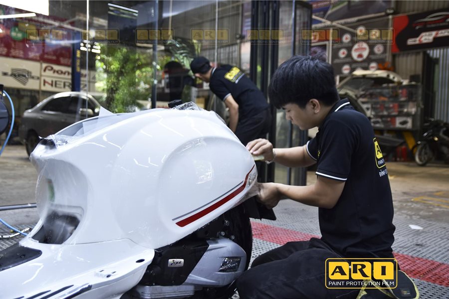 Cách gỡ keo dán xe đơn giản