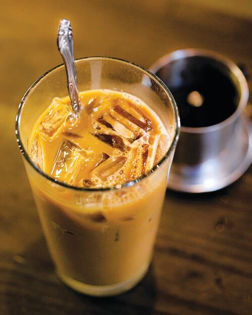 Cách pha cafe phin lớn đậm đặc với cách pha cà phê phin  truyền thống để tạo ra cách pha cafe ngon nhất