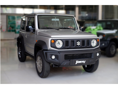 Cận cảnh Suzuki Jimny màu bạc tinh tế
