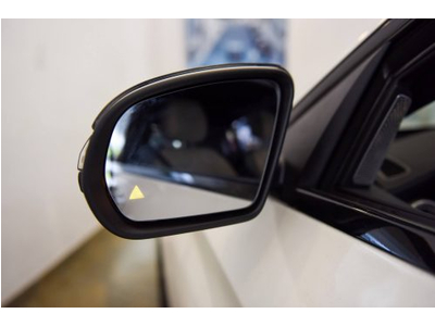 Cảnh báo điểm mù (Blind Spot) cho Mercedes – Tính năng an toàn không thể thiếu