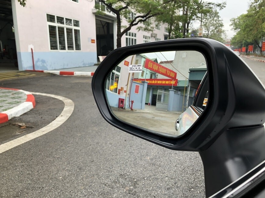 Cảnh báo điểm mù trên gường xe Camry nhập khẩu