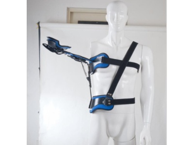 Nẹp y tế cho người trật khớp vai