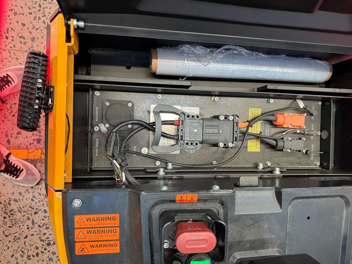 Xe Nâng Điện Thấp 2 Tấn Có Bệ Đứng Lái | QSLift QET20-P