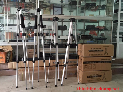 Chân đế để máy chiếu di động