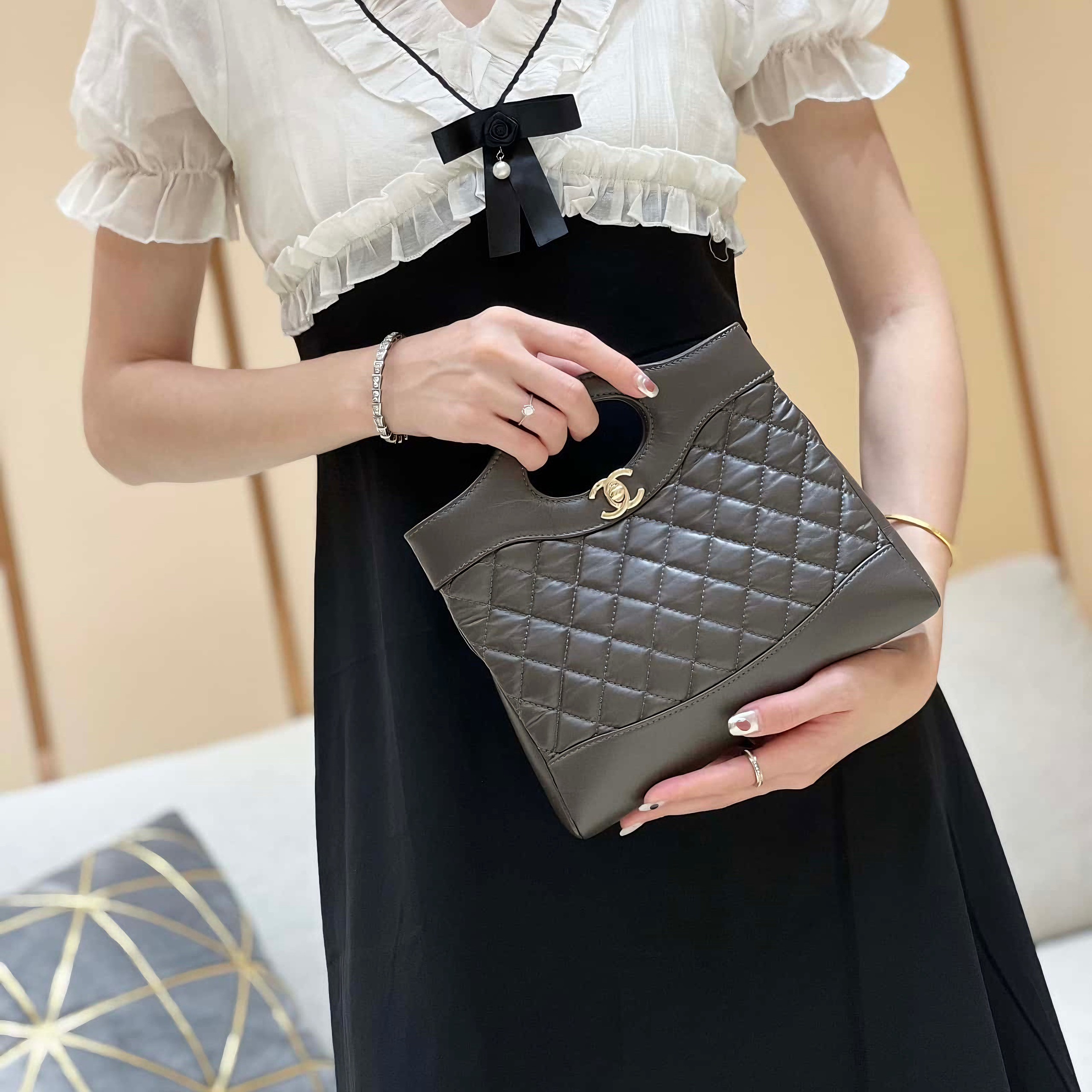 TÚI XÁCH CẦM TAY ĐEO CHÉO NỮ CHANNEL CHẦN TRÁM 31 BAG