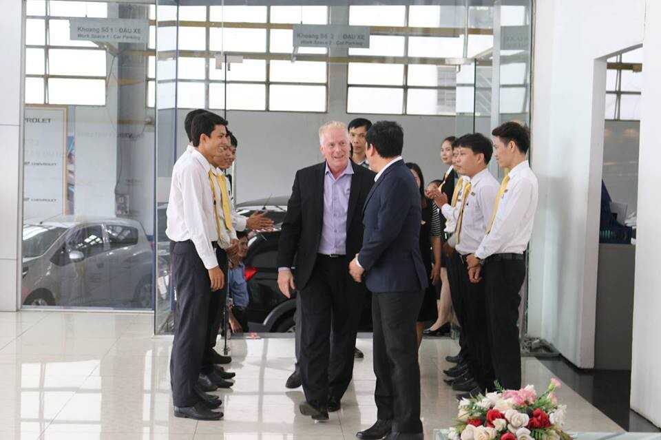 Ông Nguyễn Quang Khánh GĐ Chevrolet Việt Long tiếp đón Giám đốc Dịch vụ và Sau bán hàng – Mr. John Willis