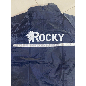 Ảnh cận cổ sau, logo Rocky màu trắng và dải phản quang ngang trên áo mưa xanh đen