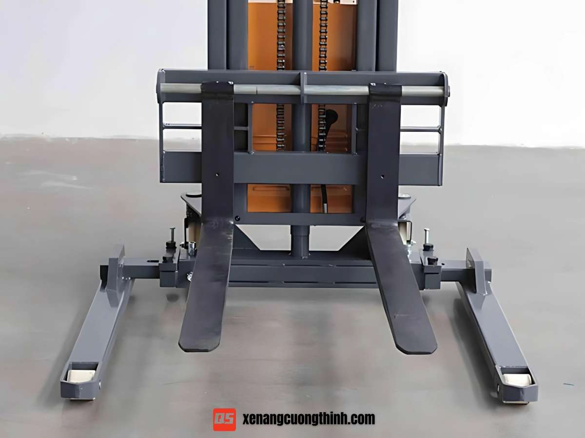 Chi tiết xe nâng bán tự động chân rộng 1.5 Tấn