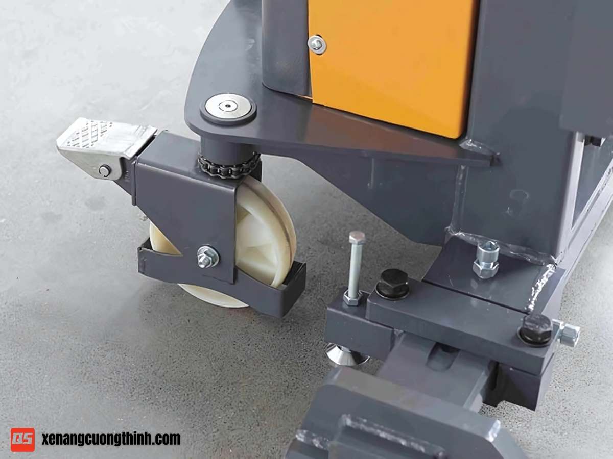 Chi tiết xe nâng bán tự động chân rộng 1.5 Tấn
