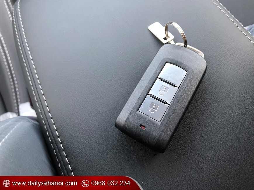 Chìa khóa thông minh xe Mitsubishi Outlander 2.0 số tự động