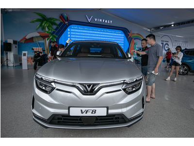 Chính thức trưng bày VinFast VF 8 - điểm nhấn ấn tượng tại sự kiện Xếp xe kỷ lục