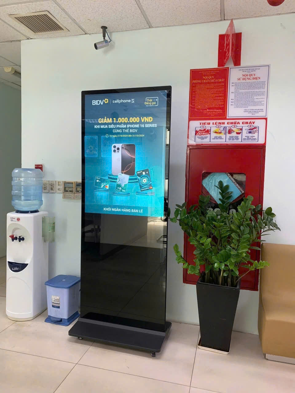Cho thuê màn hình tivi standee, StanbyME, LCD, Tivi quảng cáo chân đứng 43, 49, 50, 55, 65 in cho sự kiện triển lãm SECC, Quận 1, Quận 12, Bình Dương