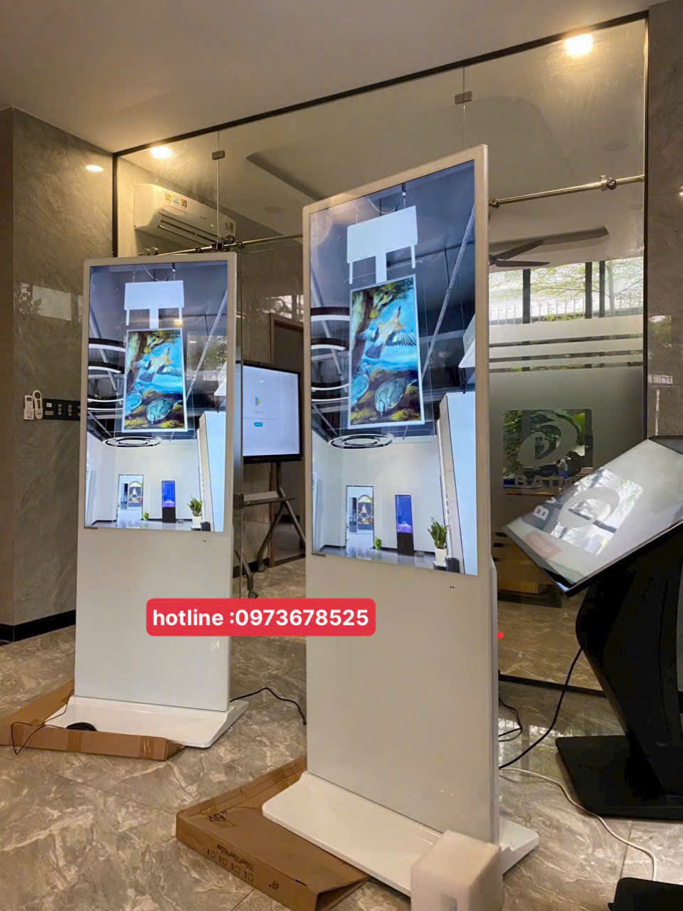 Cho thuê màn hình quảng cáo chân đứng 49 inch