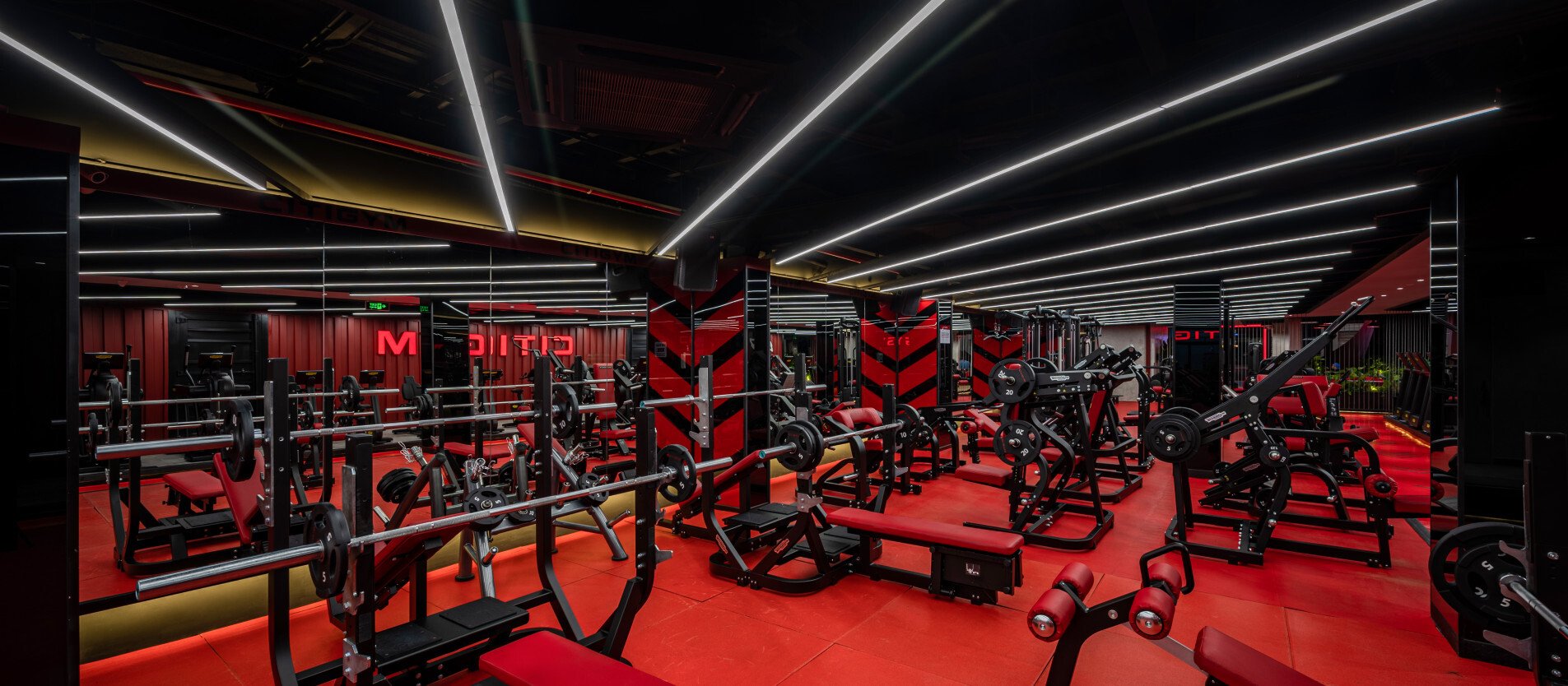 CITIGYM Điện Biên Phủ: gương dán tường và bàn ghế