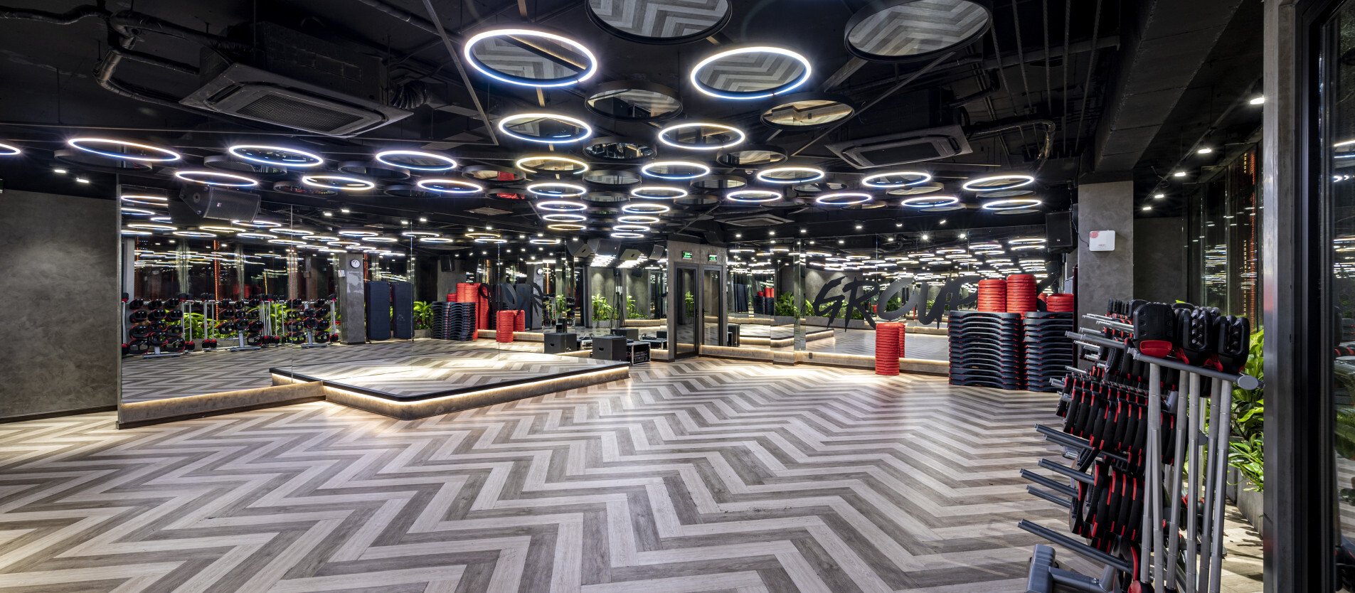 Không gian phòng tập nhóm với các mảng gương tại CITIGYM Điện Biên Phủ