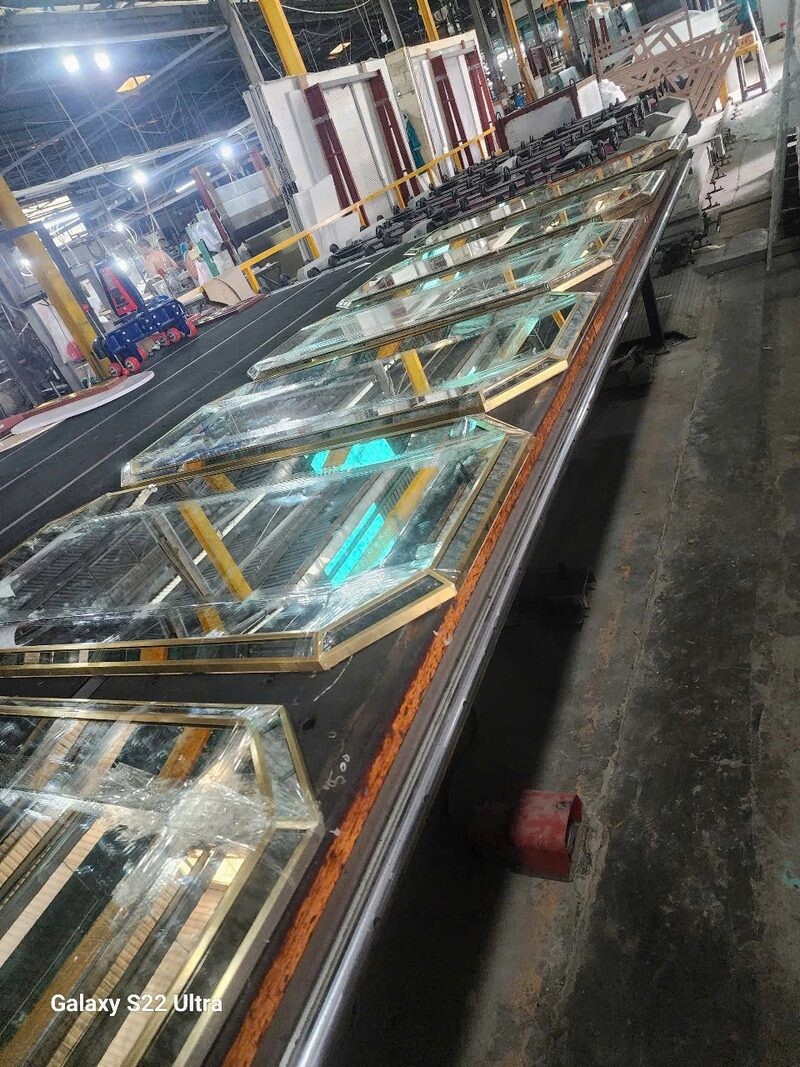 Gương khung tạo hình được xếp tại khu gia công