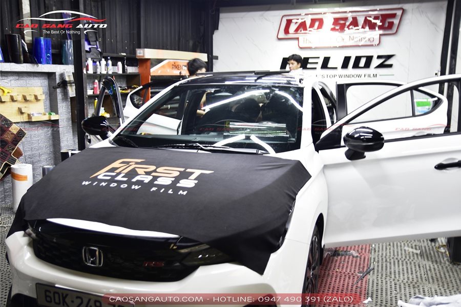Dán phim cách nhiết giúp quá trình lái xe luôn đảm bảo được an toàn