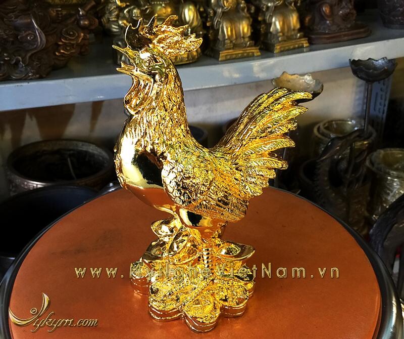 tượng gà đồng mạ vàng cao 20cm, tượng gà trống đứng trên tiền đúc đồng ức chữ phúc phong thủy. tượng gà phong thủy làm quà tặng cao cấp năm mới.