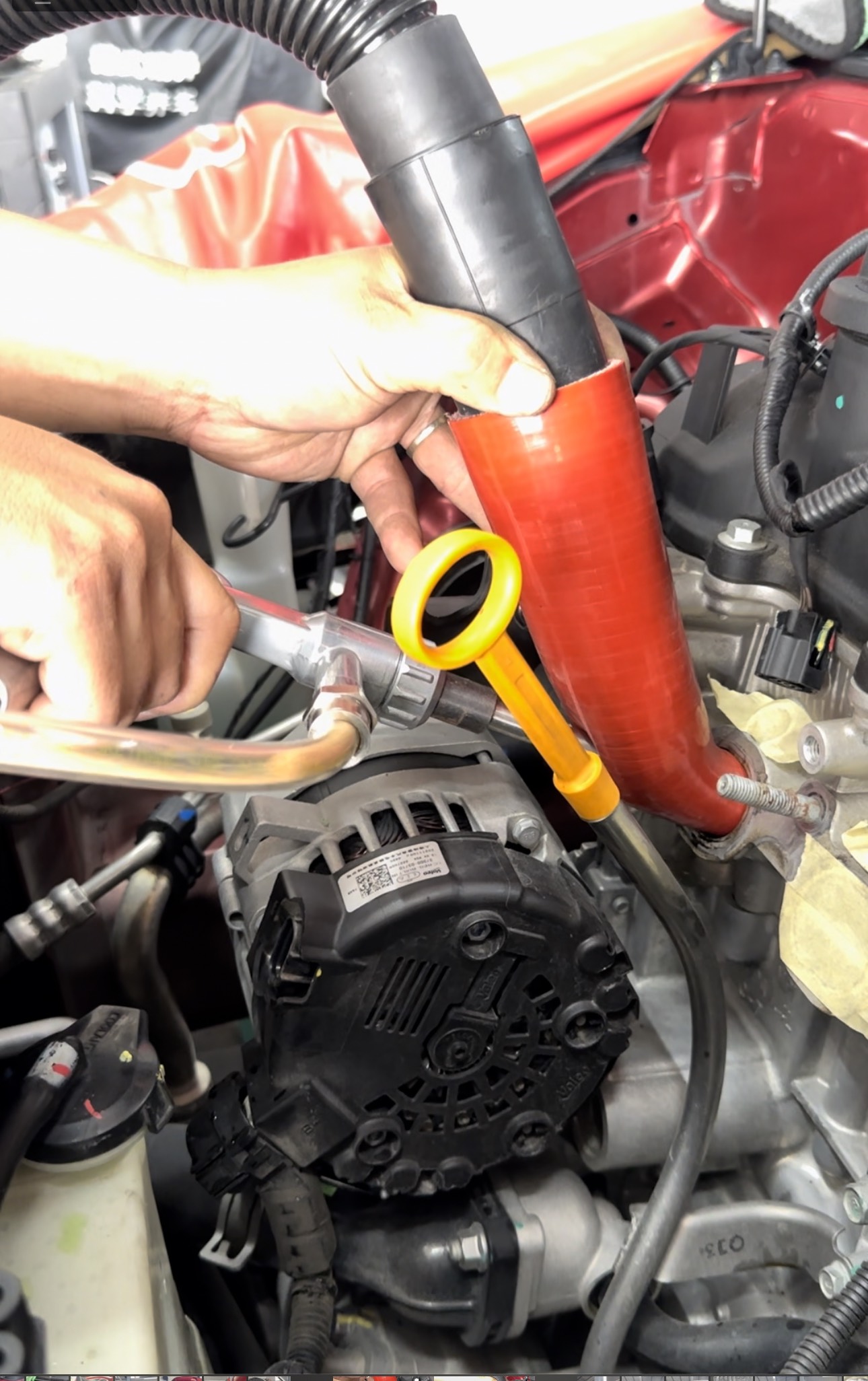 Kỹ thuật viên đang thực hiện việc bắn trấu QT AUTO