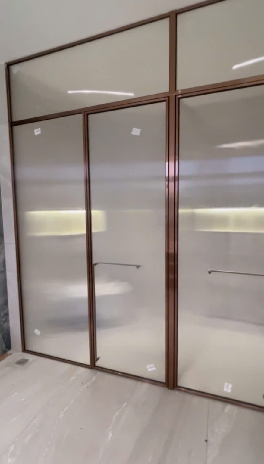 📍 Citybuilding – Nhà máy 4000m² chuyên sản xuất và gia công kính sọc lồi cường lực theo yêu cầu tại Hà Nội & TP.HCM. Thiết kế sang trọng, khung PVD cao cấp, thi công chính xác – bền đẹp hơn 10 năm.