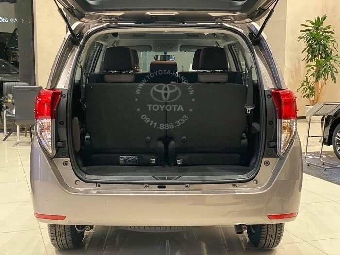 cốp xe toyota innova e mt số sàn 2022