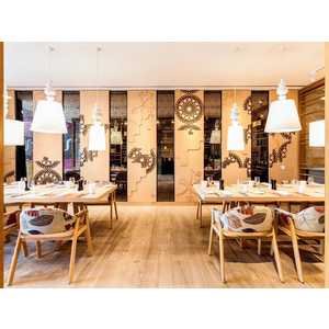 Crowne Plaza Vientiane: vách kính trang trí và cầu thang cong