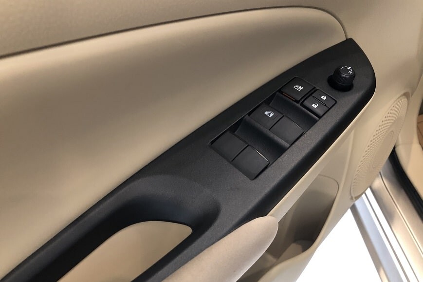 Cửa kính chỉnh điện trên Vios E số sàn