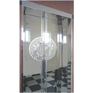 Khung bản rộng : inox gương. Cánh cửa : inox gương hoa văn tròn (TT-CWH1)