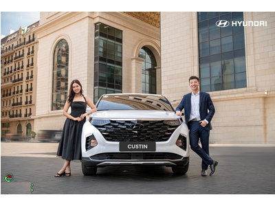 Đầu xe sở hữu lưới hình lục giác lớn, được bao quanh bởi hai thanh ngang mạ crôm