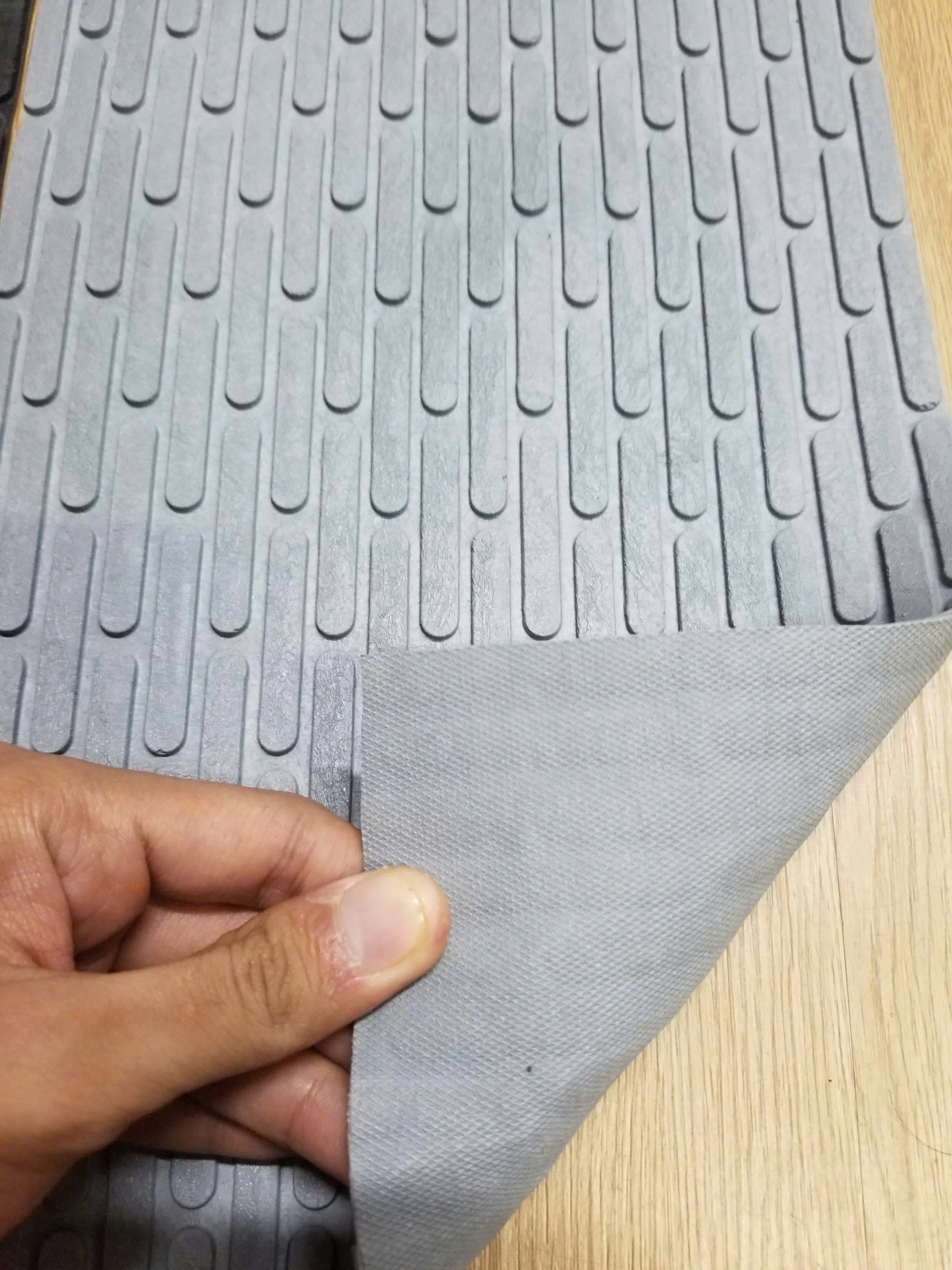 Thảm nhựa que dập nổi