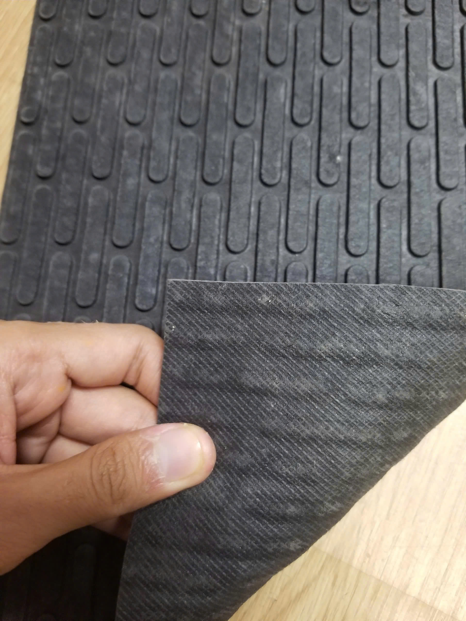 Thảm nhựa que dập nổi