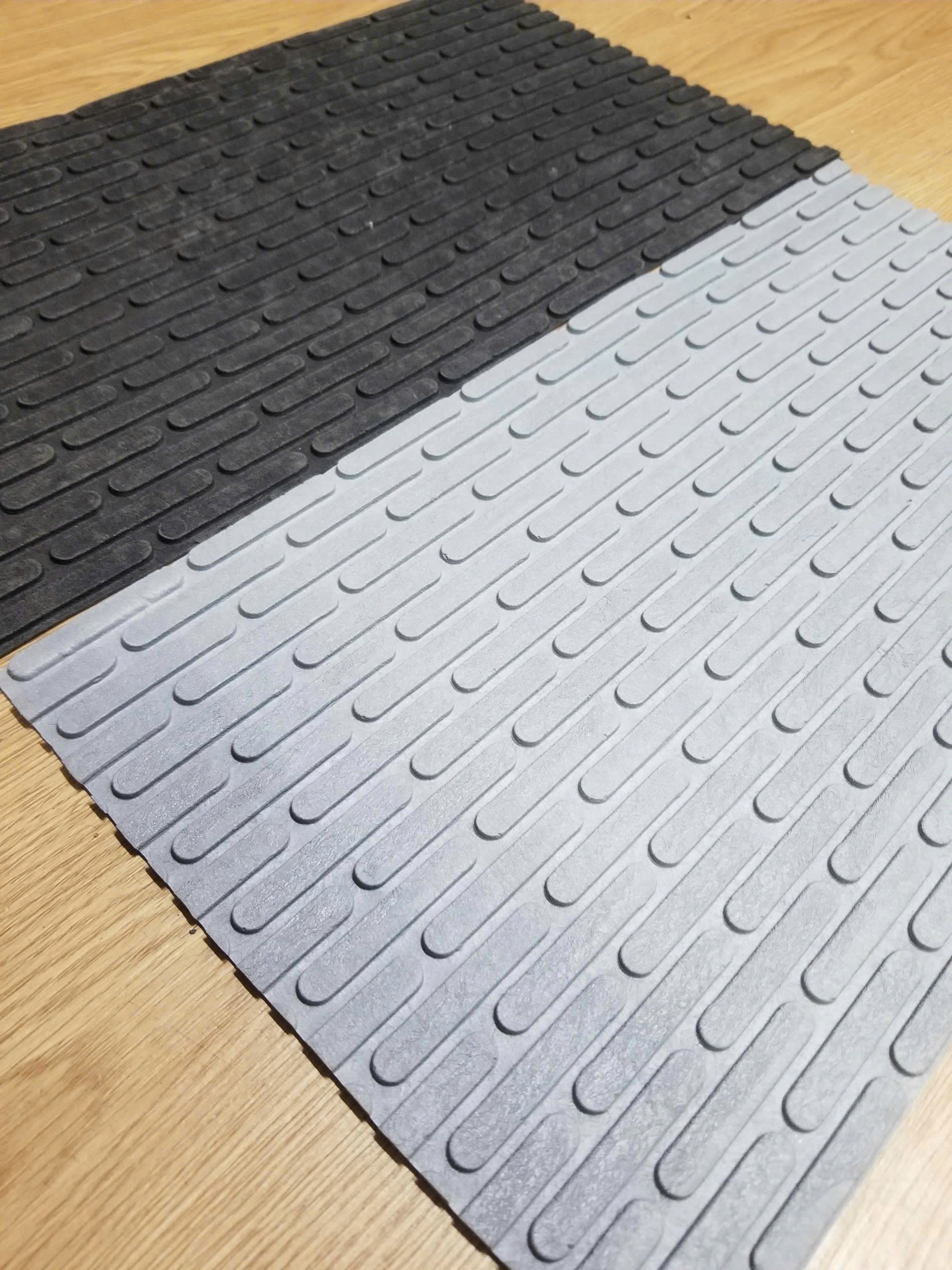 Thảm nhựa que dập nổi