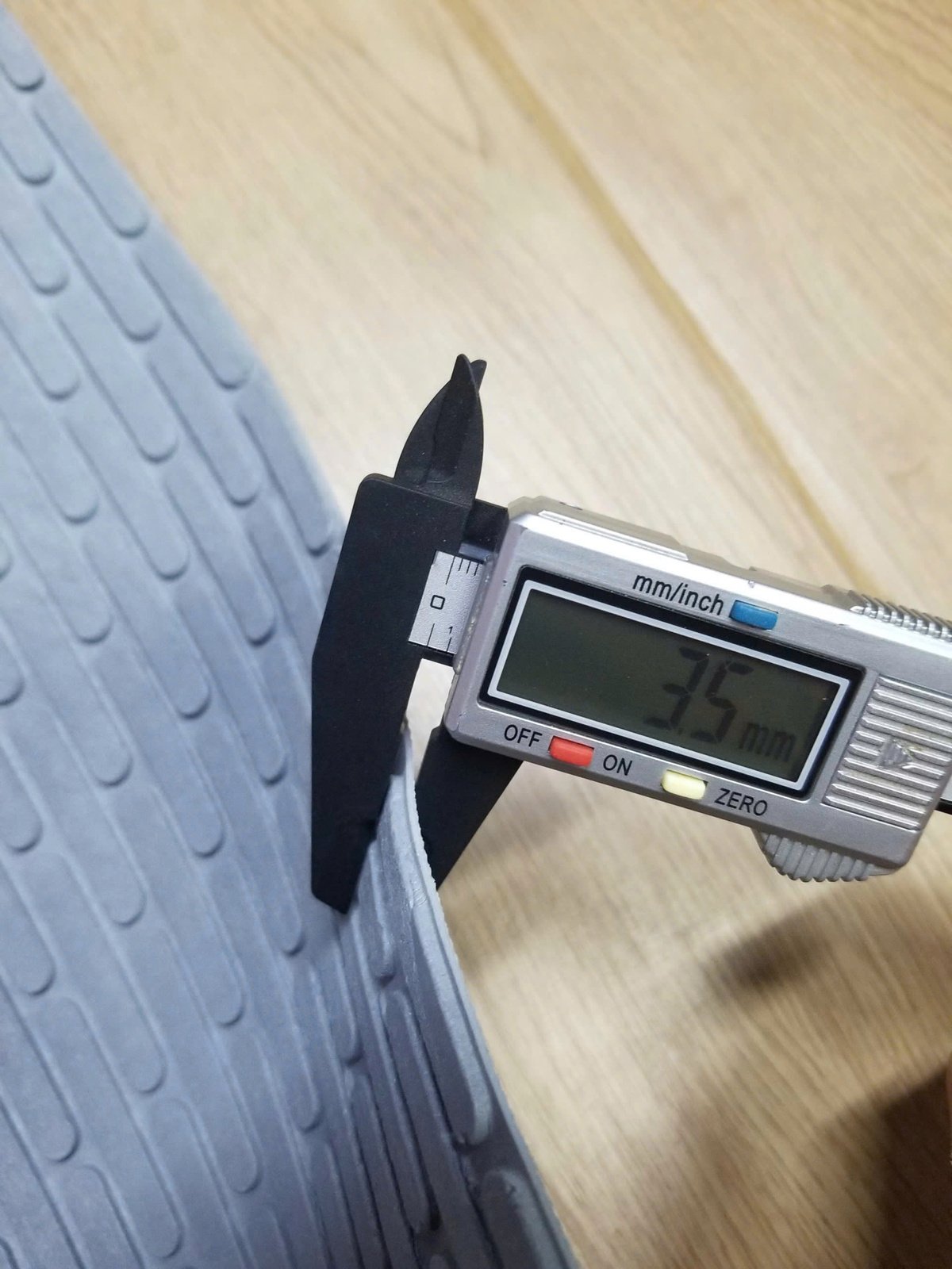 Thảm nhựa que dập nổi