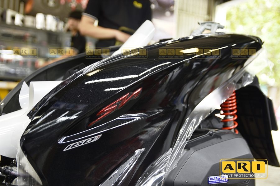 Dán keo trong 3 lớp cho xe SH sẽ mất khoảng từ 4 đến 6 giờ