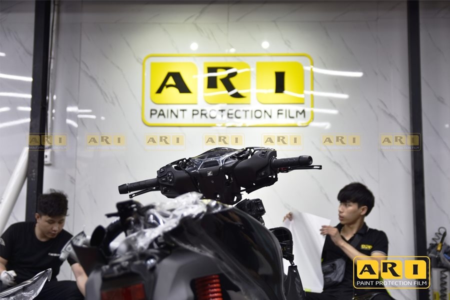 Dán keo trong 3 lớp xe SH là một biện pháp bảo vệ lớp sơn xe hiệu quả