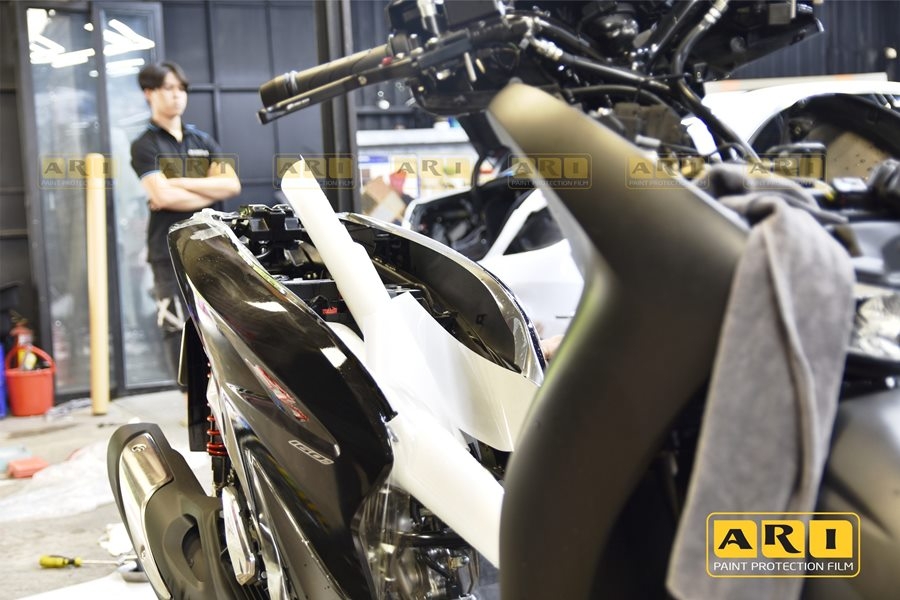 Keo trong 3 lớp xe SH là loại keo dán có độ dày khoảng 0.2 mm